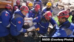Спасатели вытащили мужчину из-под завалов. Кахраманмараш, 8 февраля 2023 года. Фото: SGDD