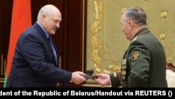 Лукашенко и министр обороны Беларуси Виктор Хренин