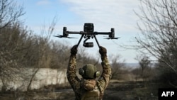 Украинский военный запускает дрон в районе Бахмута, 5 марта 2023 года. Фото: AFP
