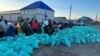 Жители Ишима заготавливают мешки с песком для укрепления дамбы и других гидротехнических сооружений в черте города