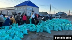 Жители Ишима заготавливают мешки с песком для укрепления дамбы и других гидротехнических сооружений в черте города