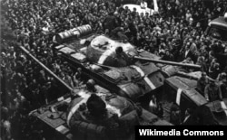 Советские танки Т-55 с "полосами вторжения" во время операции "Дунай", 1968 год