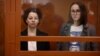 Женя Беркович и Светлана Петрийчук во 2-м Западном окружном военном суде в Москве. 20 мая 2024 года. Фото: "Медиазона"