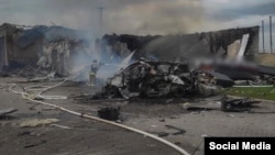 Спасатели тушат пожар на месте ракетного удара по городу Снигиревка Николаевской области, 27 мая 2024 года