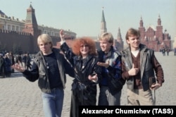Алла Пугачева и артисты шведской группы Herreys на Красной площади в 1985 году. Фото: ТАСС