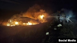 Спасатели тушат загоревшийся в результате падения обломков российского беспилотника грузовой автомобиль в Николаевской области