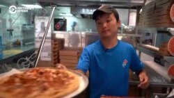Кыргызстанец Нурбек работает доставщиком пиццы в Москве: он вспоминает, как на него клиенты орали матом, а полиция отправила его в колонию