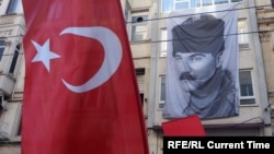 Портрет Мустафы Кемаля Ататюрка и флаг Турции, вывешенные на улице Стамбула к 100-летию Республики