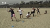 Жители Лос-Анджелеса отмечают Олимпийские игры соревнованиями на пляже 