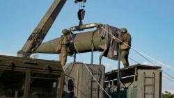 Кадр из видеоролика пресс-службы Министерства обороны России. Российские военнослужащие загружают нестратегическую ядерную ракету для ракетного комплекса "Искандер", фото 21 мая 2024 года