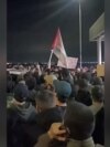 Толпа штурмует аэропорт Махачкалы перед посадкой рейса из Тель-Авива Толпа штурмует аэропорт Махачкалы перед посадкой рейса из Тель-Авива
