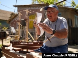 Артамон, отставной липованский моряк, строит модель корабля на своей верфи в Сарикей