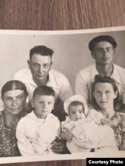 Фото из семейного архива Анны. Справа внизу – бабушка Анны с дочерью (мамой Анны) на руках. Слева вверху – дедушка Анны