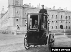 Русский инженер Ипполит Романов демонстрирует электрическую карету собственного изобретения возле Гатчинского дворца под Санкт-Петербургом, начало 1900-х