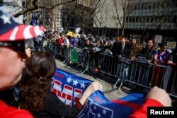 Сторонники и противники Дональда Трампа, разделенные металлическими барьерами, возле здания суда в Нью-Йорке 4 апреля 2023 года. Фото: Reuters