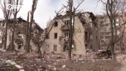 Спецрепортаж с фронта в Авдеевке: город в нескольких километрах от Донецка пытается взять в клещи российская армия