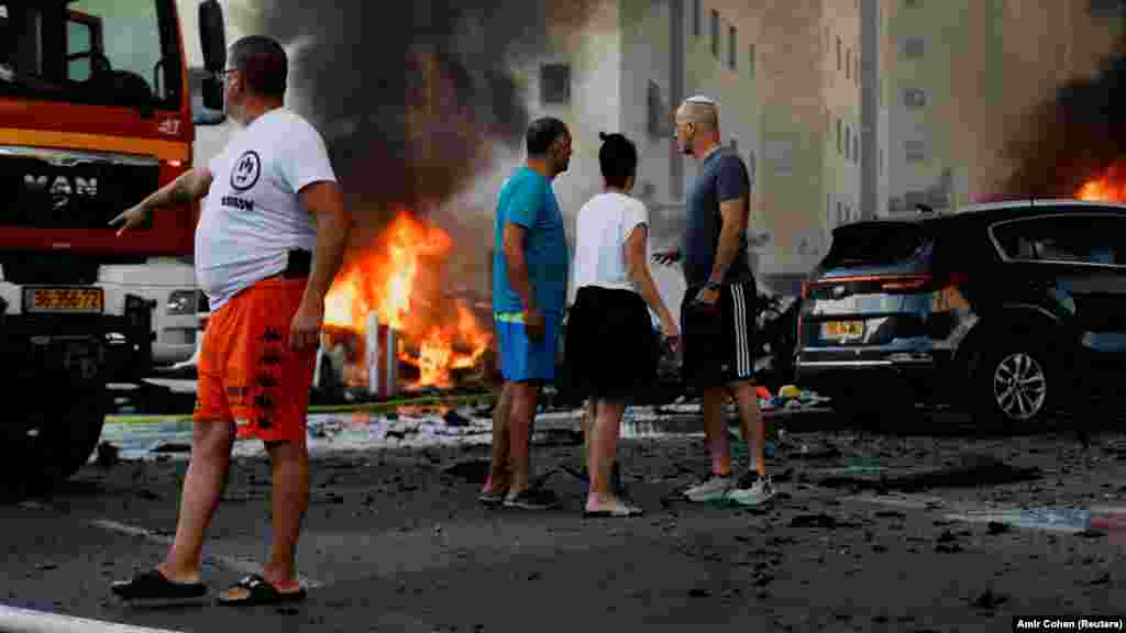 Местные жители израильского города Ашкелон после ракетных обстрелов со стороны сектора Газа.&nbsp;