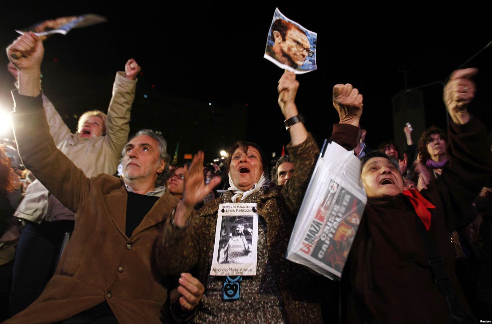 Реакция на приговор, вынесенный Альфредо Астису в суде Буэнос-Айреса (пожизненное заключение). Среди собравшихся у здания суда – активисты "Матерей площади Мая" и других правозащитных организаций. 26 октября 2011 года. Фото: Reuters