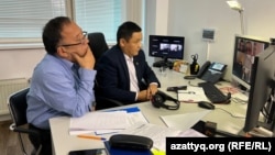 Адвокат Жангазы Кунсеркин и шеф бюро казахской службы Радио Свобода (Радио Азаттык) Касым Аманжол во время судебного онлайн-заседания по делу о распространении ложной информации
