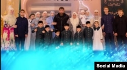 Фатима Хазуева (первая слева), которую считают второй женой Рамзана Кадырова, на фото его семьи в связанном с ним аккаунте в инстаграме
