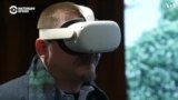 В США на выставке о войне в Украине посетителям показывают разрушенные города при помощи шлемов виртуальной реальности 