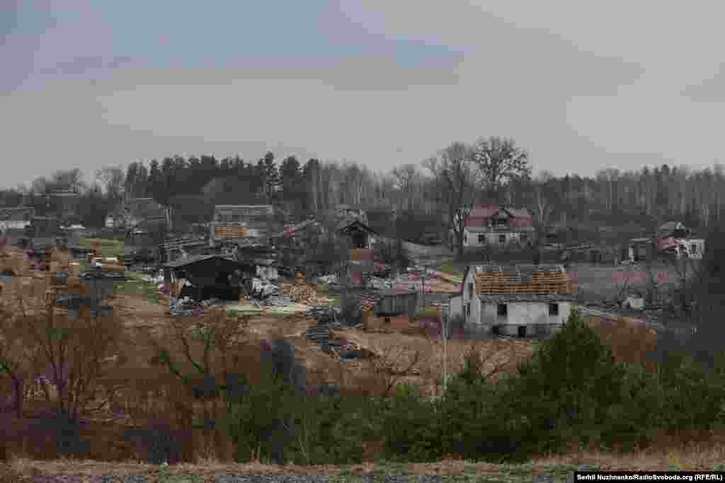 Разрушенные дома в селе Кухари после российской оккупации, фото сделано в марте 2022 года / Справа фото, сделанное в марте 2024-го