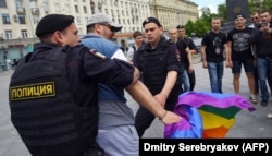 Задержание участника акции за права геев, Москва, 30 мая 2015 года