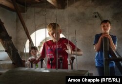 Мальчики в Сарикей звонят в колокола одной из липованских церквей