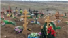 Советник мэра Мариуполя Петр Андрющенко показал новые могилы на городском кладбище 