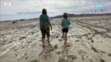 Участники фестиваля Burning Man выбираются с затопленного арт-фестиваля пустыни 