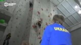 83-летняя тренер в Харькове снова открыла секцию скалолазания и учит детей, несмотря на войну