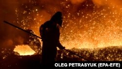 Рабочий у доменной печи металлургического комбината "Запорожсталь" в Запорожье, Украина. 20 февраля 2023 года, EPA-EFE