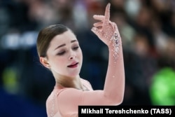 Софья Самоделкина на выступлении на Кубке Первого канала в 2023 году. Тогда она выходила на лед под российским флагом