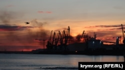 Уничтоженный в результате удара украинских войск БДК "Новочеркасск" в порту Феодосии
