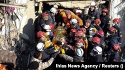 Спасатели достают выжившего 17-летнего подростка из-под завалов в городе Адыяман, 14 февраля 2023 года