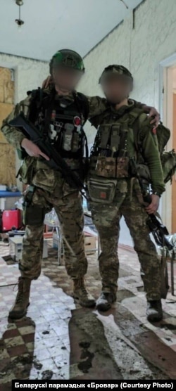 Белорусский парамедик "Бровар" (слева)