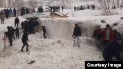 Спасатели и местные жители разбирают снежные завалы в Хороге