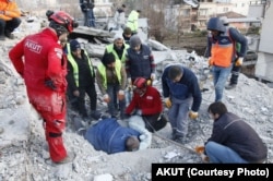 Cпасательная операция в Османие, 7 февраля 2023 года. Фото: AKUT