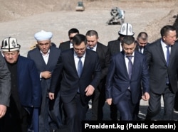 Президент Кыргызстана Садыр Жапаров (в центре слева) и Хабибула Абдукадыр (в центре справа) на церемонии в честь начала строительства мечети в пригороде Бишкека. Фото: President.kg