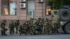 Бойцы ЧВК &quot;Вагнер&quot; стоят возле штаба Южного военного округа. Россия, Ростов-на-Дону, 24 июня 2023 года
