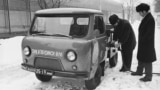 Советские испытатели подключают "электромобиль" на базе шасси УАЗ 1974 года