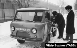 Советские испытатели подключают "электромобиль" на базе шасси УАЗ 1974 года