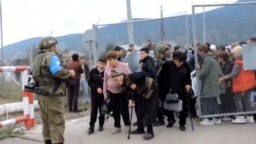 Эвакуация мирного населения из Нагорного Карабаха. Минобороны РФ заявляет, что российский миротворческий контингент эвакуировал пять тысяч человек 