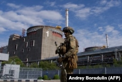 Российский военнослужащий патрулирует территорию Запорожской АЭС, 1 мая 2022 года, фото AFP