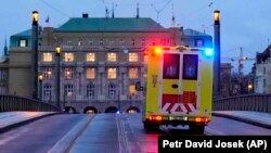 "Скорая помощь" едет к зданию Карлова университета в Праге, где 21 декабря 2023 года произошла стрельба. Фото: AP