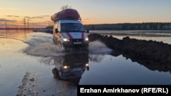 "Газель" МЧС РК едет по затопленной территории в Кызылжарском районе Северо-Казахстанской области