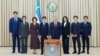 Президент Узбекистана Шавкат Мирзиёев (в центре) и члены его семьи на избирательном участке в день досрочных президентских выборов в Ташкенте 9 июля 2023 года