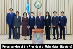 Президент Узбекистана Шавкат Мирзиёев (в центре) со своей семьей в избирательном участке в Ташкенте, 9 июля 2023 года.