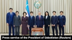 Президент Узбекистана Шавкат Мирзиёев (в центре) и члены его семьи на избирательном участке в день досрочных президентских выборов в Ташкенте 9 июля 2023 года