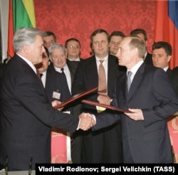 Президент Литвы Валдас Адамкус с официальным визитом в Москве, 30 марта 2001 года, фото ТАСС. В совместном заявлении Адамкус и Путин выступили за признание права каждого государства на выбор пути обеспечения своей безопасности